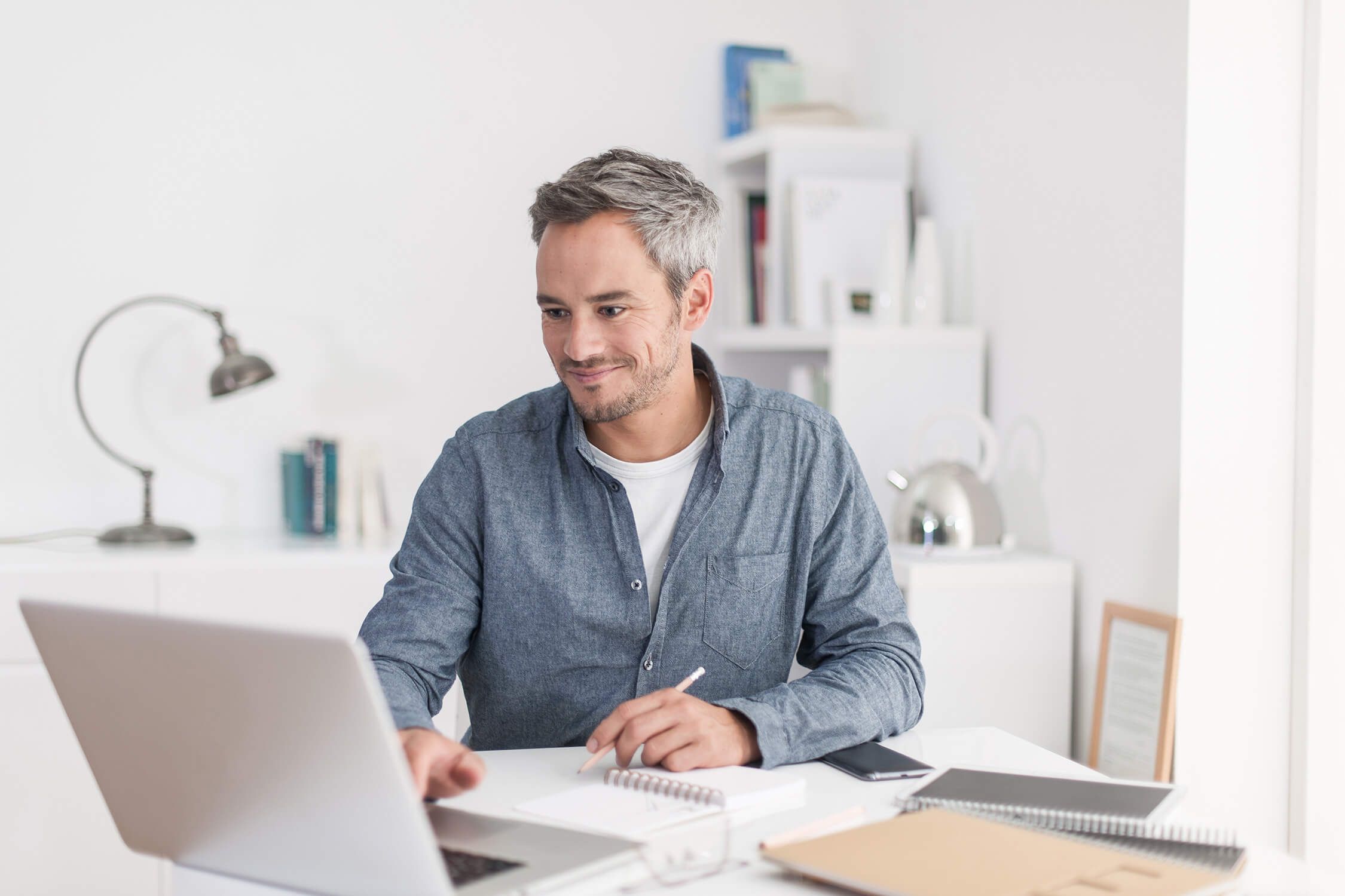 Designer vor Laptop